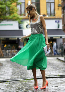 Зеленая юбка-миди с футболкой фото