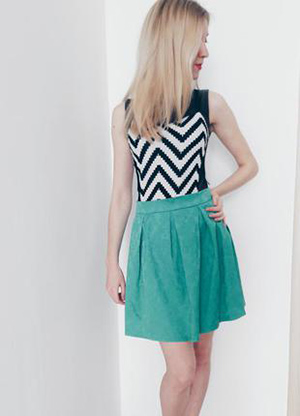 Короткая зеленая юбка с легким разрезом фото