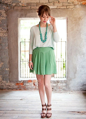 Светло-зеленая короткая юбка фото