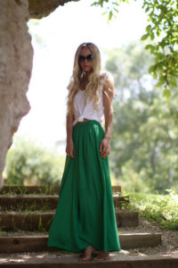 Длинная зеленая юбка с белым верхом фото