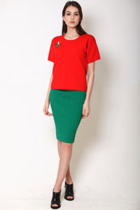 Зеленая юбка с красной рубашкой фото
